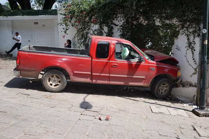 Choca camioneta contra casa