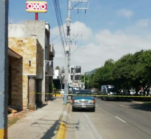 Asesinan a hombre en su camioneta