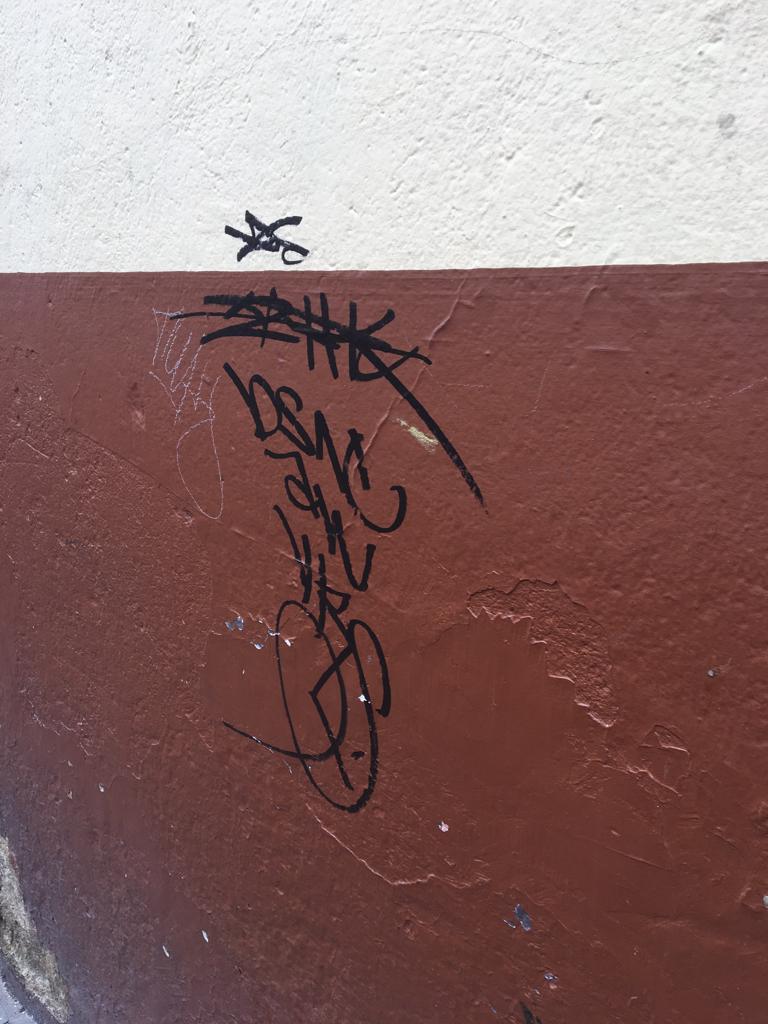 Detienen a hombre por grafitear inmuebles