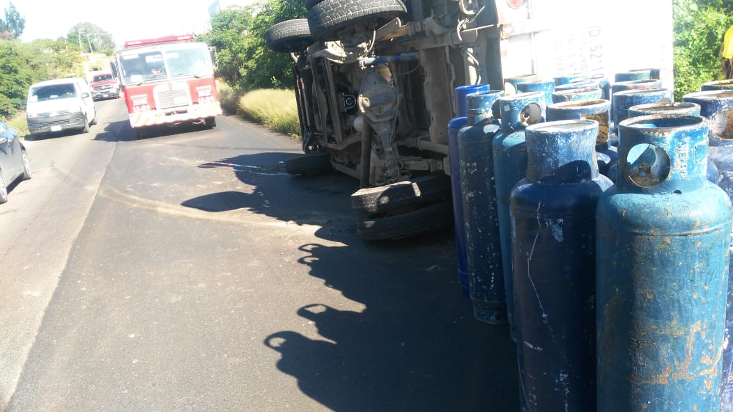 Vuelca camión que transportaba tanques de gas