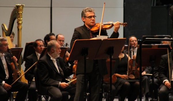 El violinista Cuauhtémoc Rivera junto  la OSUG homenajean a Carlos Chávez