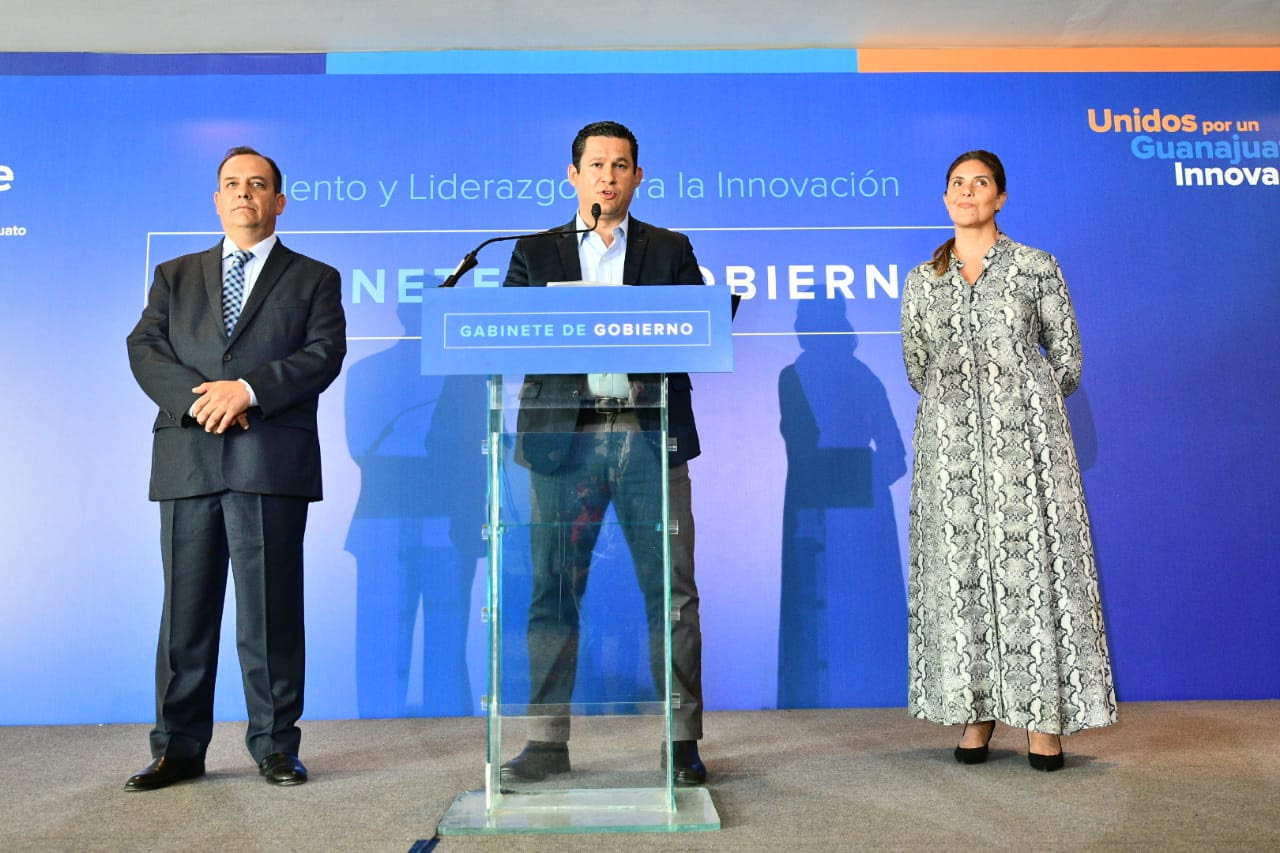 Sigue Diego Sinhue presentando a su gabinete