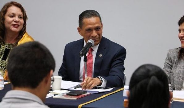 Universitarios plasman en libro evaluación de las políticas públicas del estado
