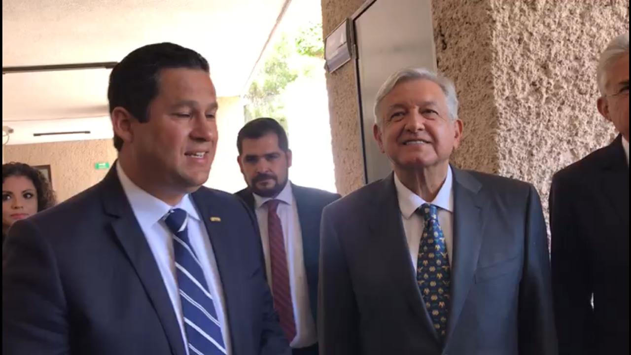 AMLO anuncia 9 mil millones de pesos para refinería de Salamanca