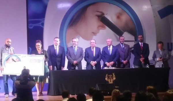 Estudiante de la UG recibe premio por investigación en salud mental