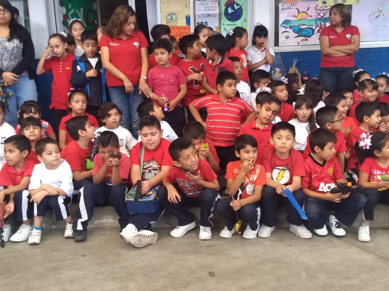 Cambian juguetes bélicos por artículos deportivos