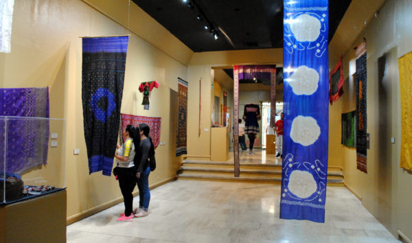 Textiles de la India se exponen en galería de la UG como parte del XLVI FIC