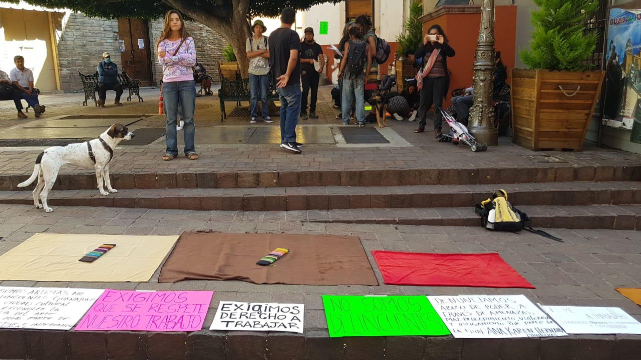 Extranjeros se manifiestan en presidencia por abuso de autoridad de Fiscalización