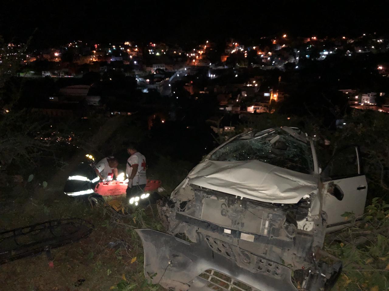Muere uno y queda una herida en volcadura