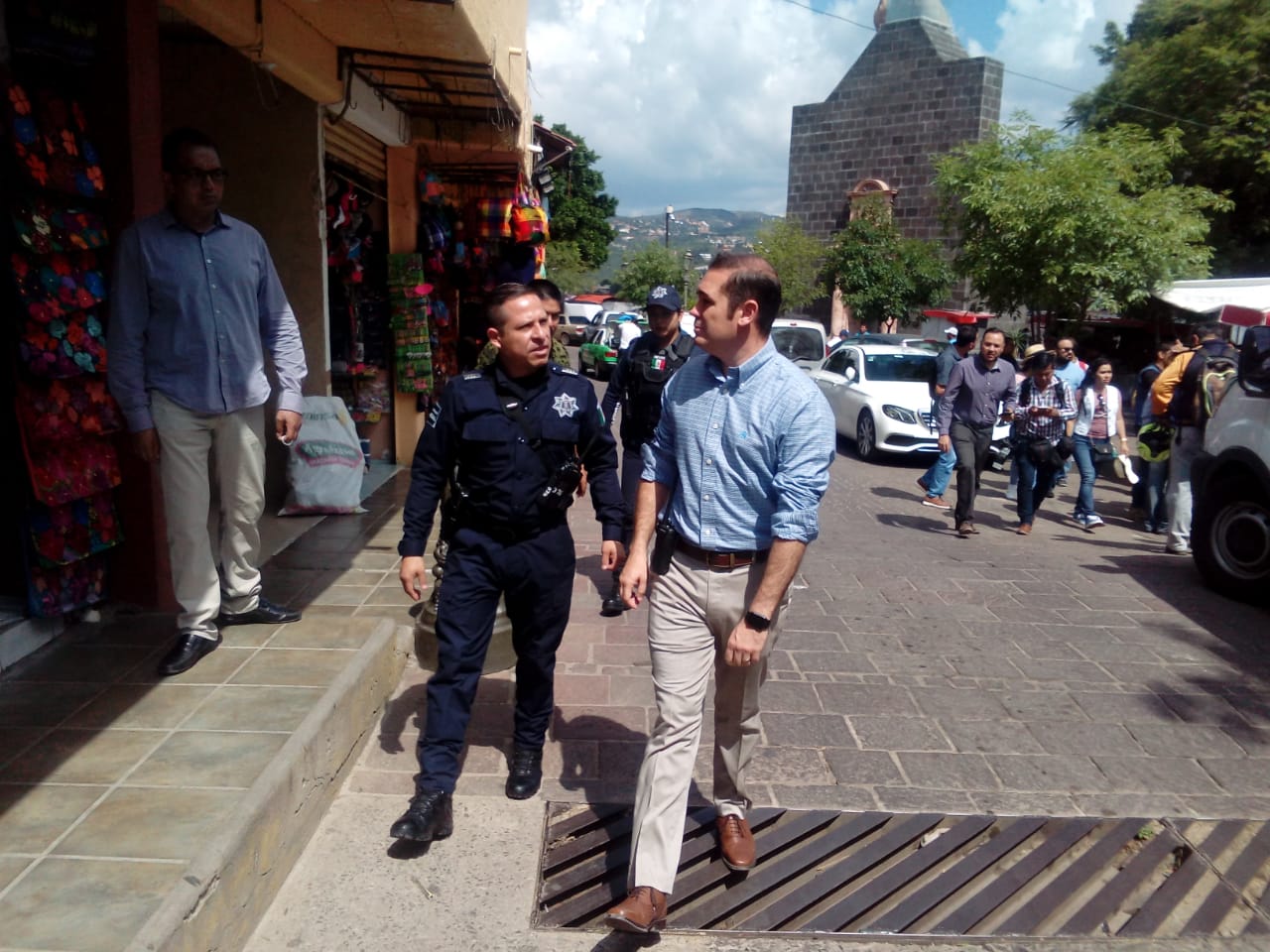 Promete alcalde poner orden en puestos semifijos