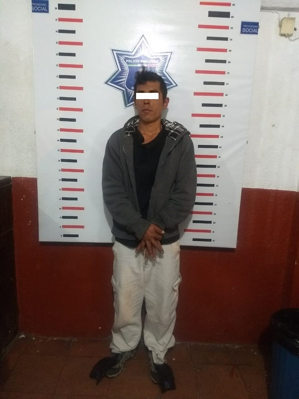 Detienen a ladrón adentro de negocio