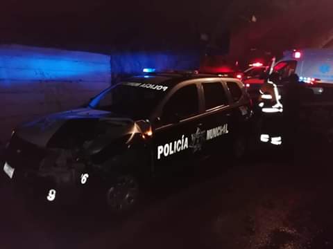 Choca patrulla y camioneta