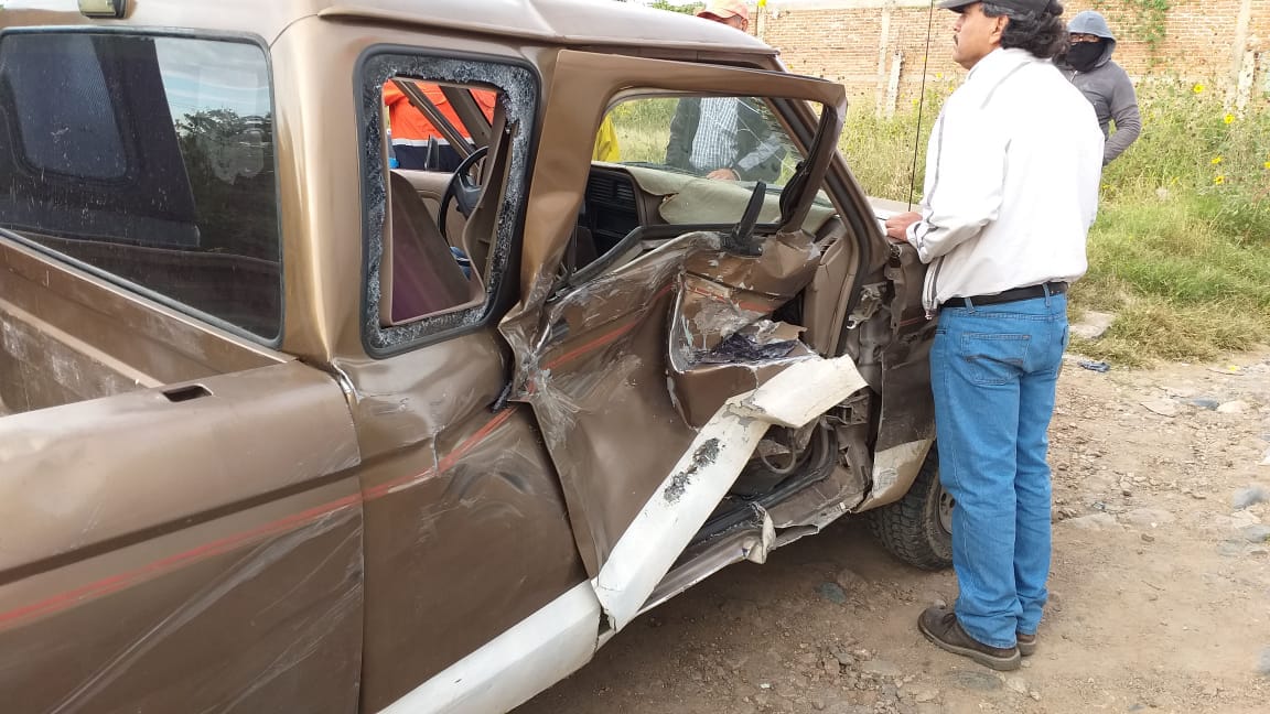 Choca tráiler a camioneta en Santa Teresa