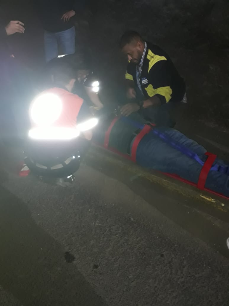 Cae de moto y se lesiona