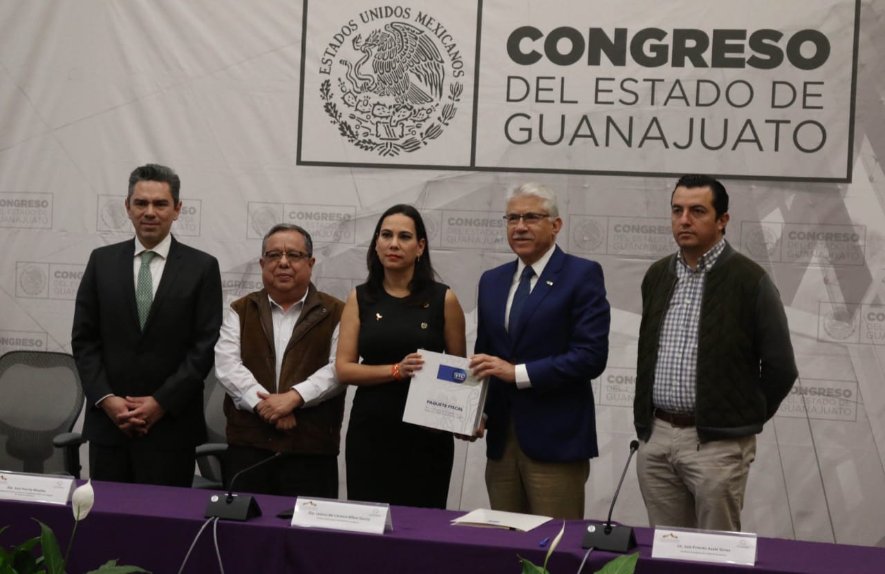 Entrega Ejecutivo paquete fiscal 2019 a los legisladores locales