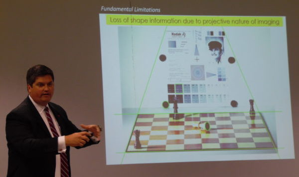 Marc Christensen enseña a universitarios como “ver lo invisible”