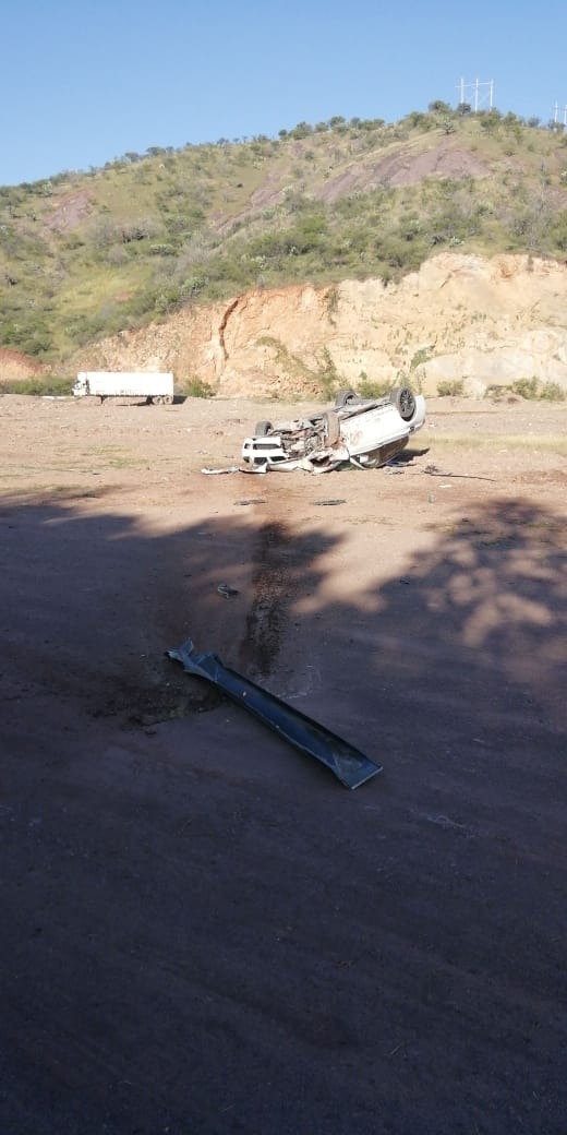 Choca y vuelca en el terraplén