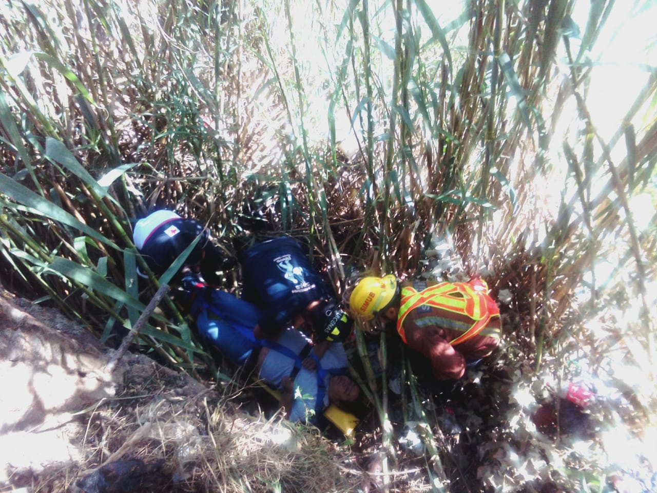 Cae hombre al rio y se lesiona