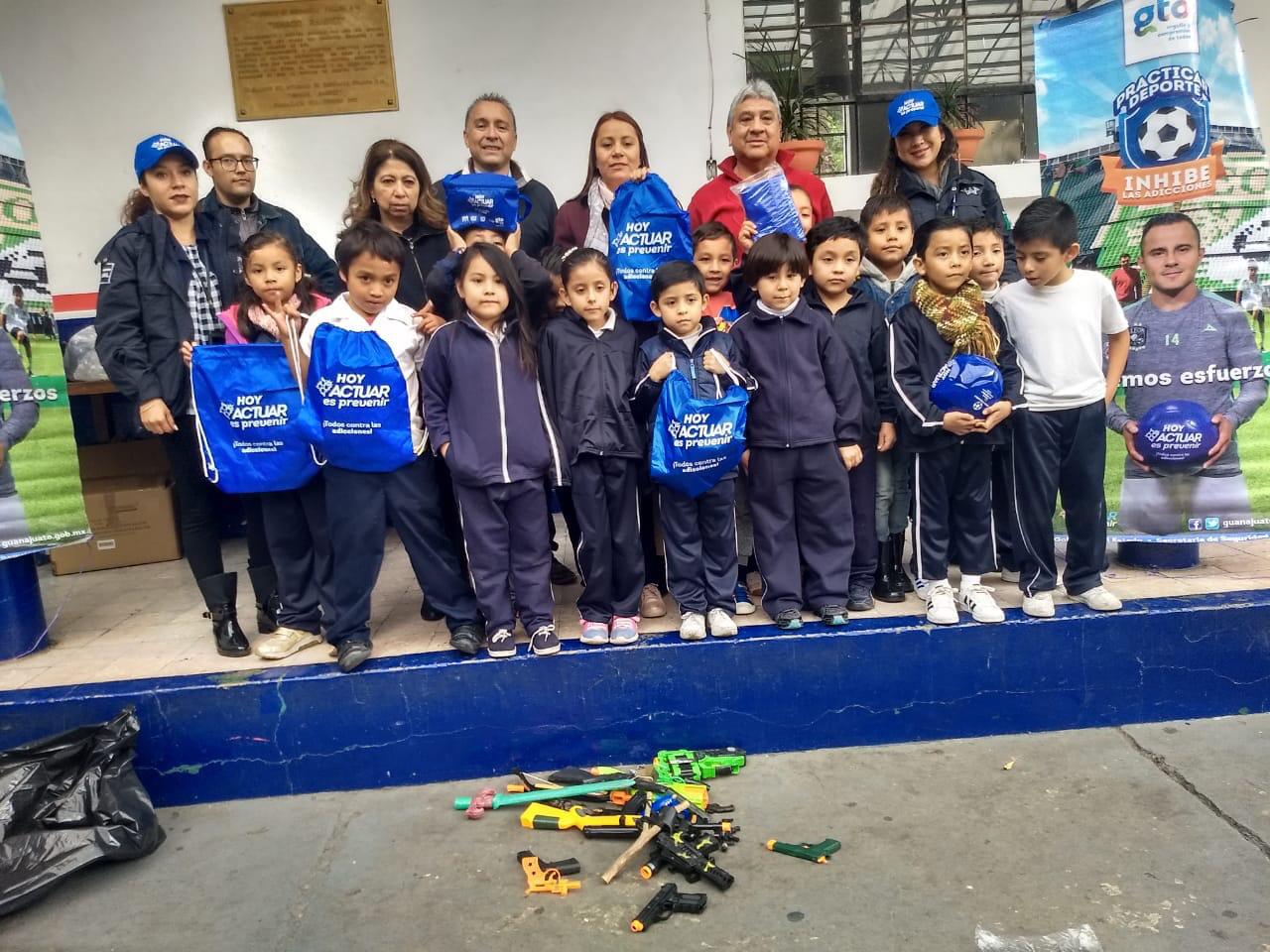 Intercambian juguetes bélicos por artículos didácticos