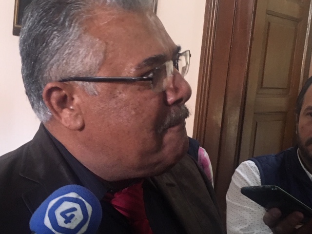 Secretario de seguridad se molesta y evita contestar