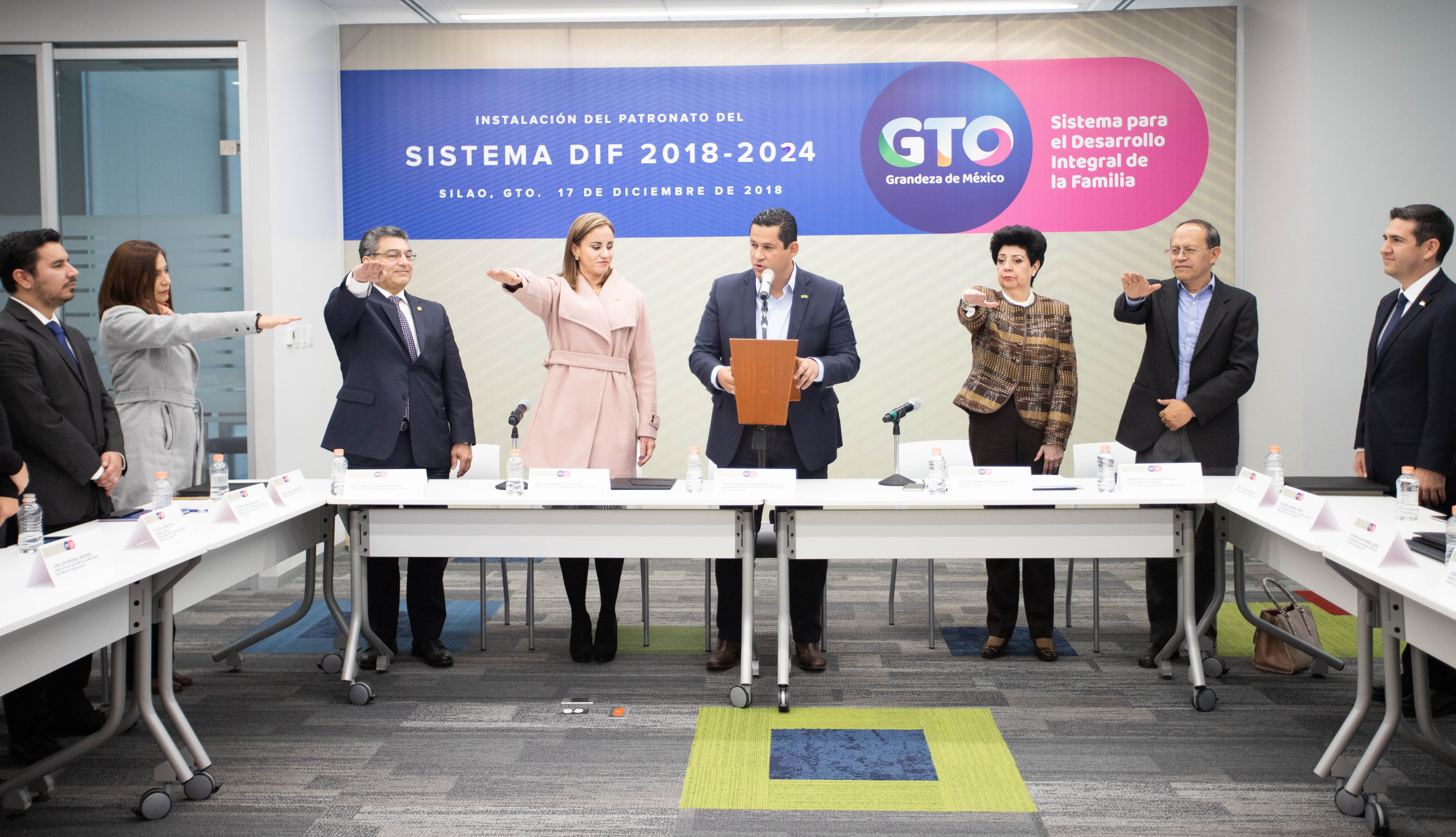 Toman protesta nuevos integrantes del Patronato del Sistema DIF