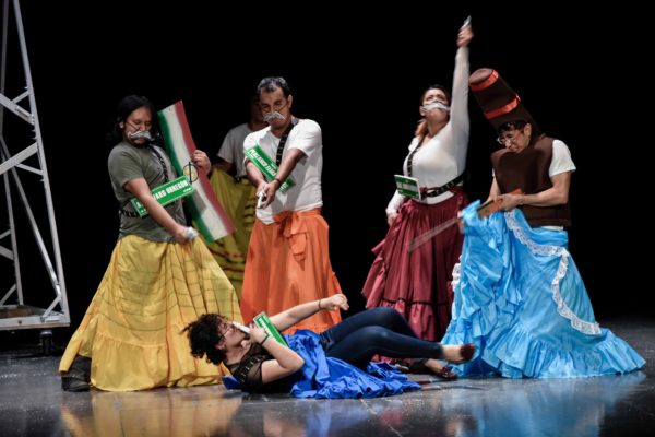 Talento UG presenta obra “Instrucciones para sobrevivir a México”