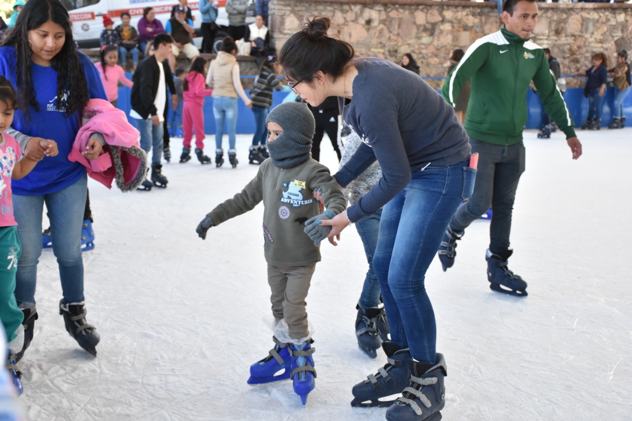 Oficializan colocación de la pista de hielo en la Alhóndiga