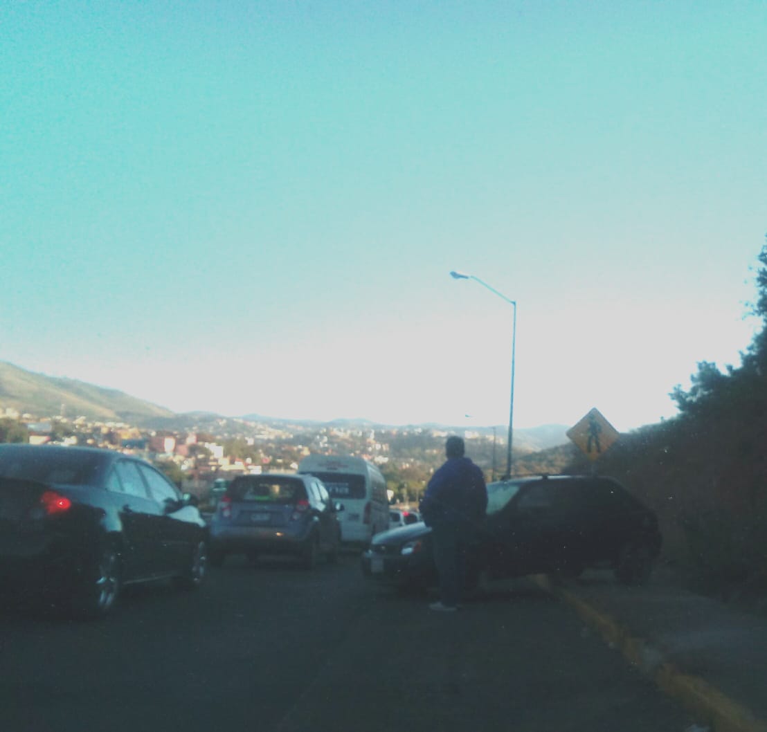 Se accidentan dos y resultan ilesos