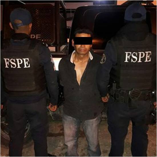 Detienen a hombre con drogas y arma