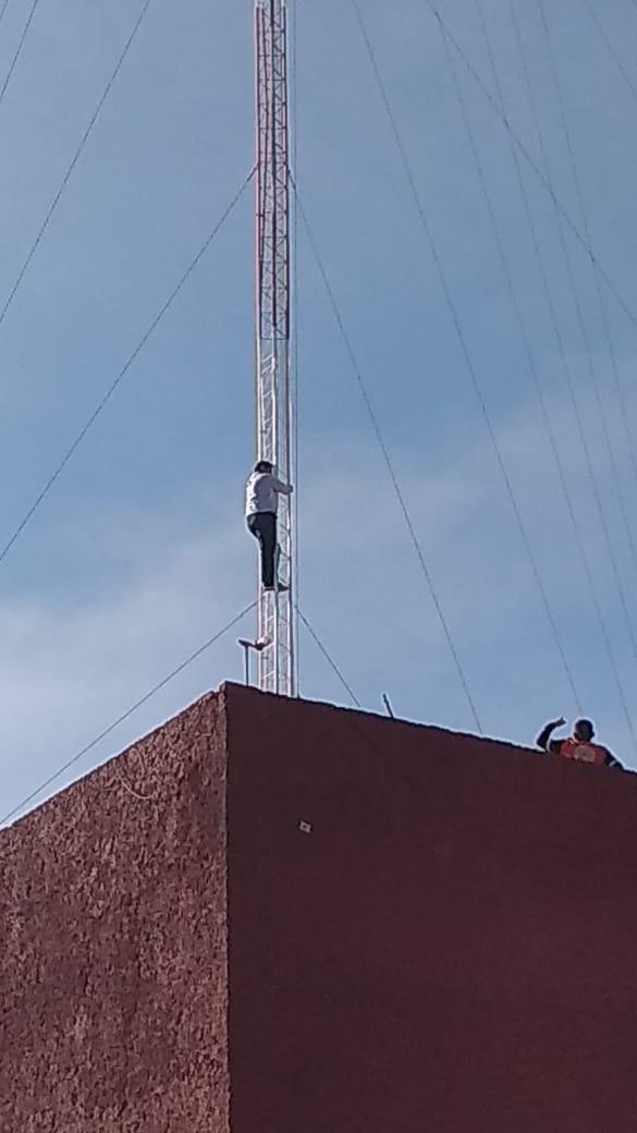 Por despido, amenaza con lanzarse de antena