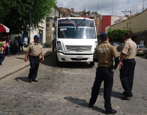 Defraudan a elemento de la Policía Vial
