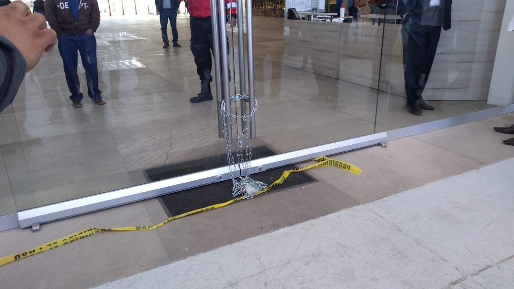 Clausuran casa legislativa