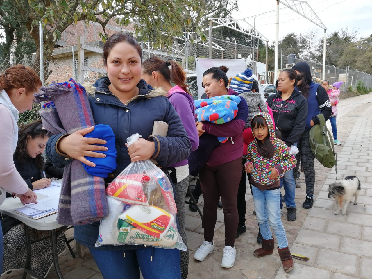 Entrega DIF Municipal despensas recaudadas en la pista de hielo
