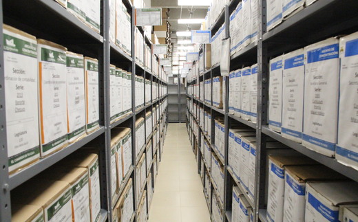 Dona Congreso más de dos toneladas de papel para hacer libros de texto