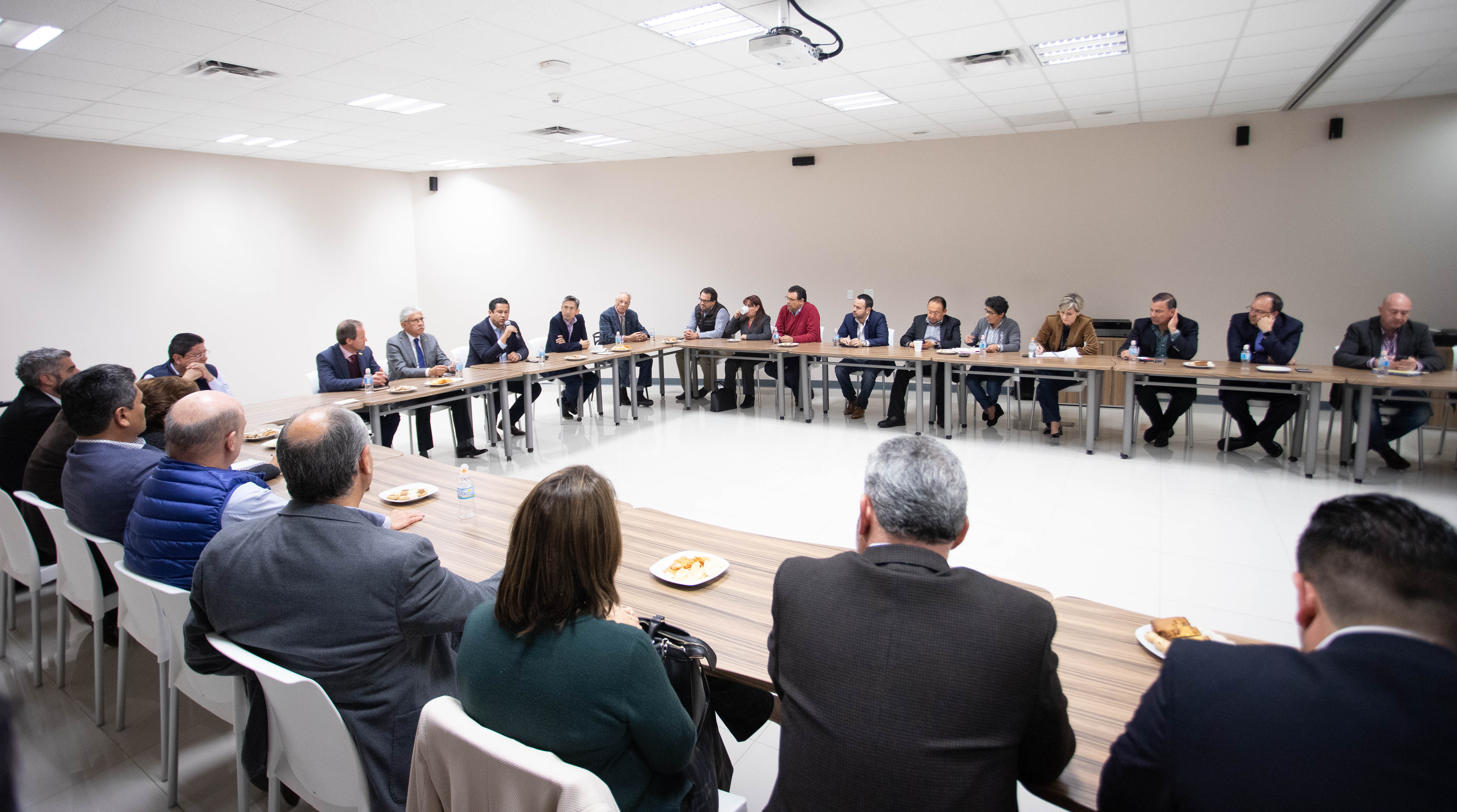 Gobernador, alcaldes y empresarios analizan situación de la gasolina