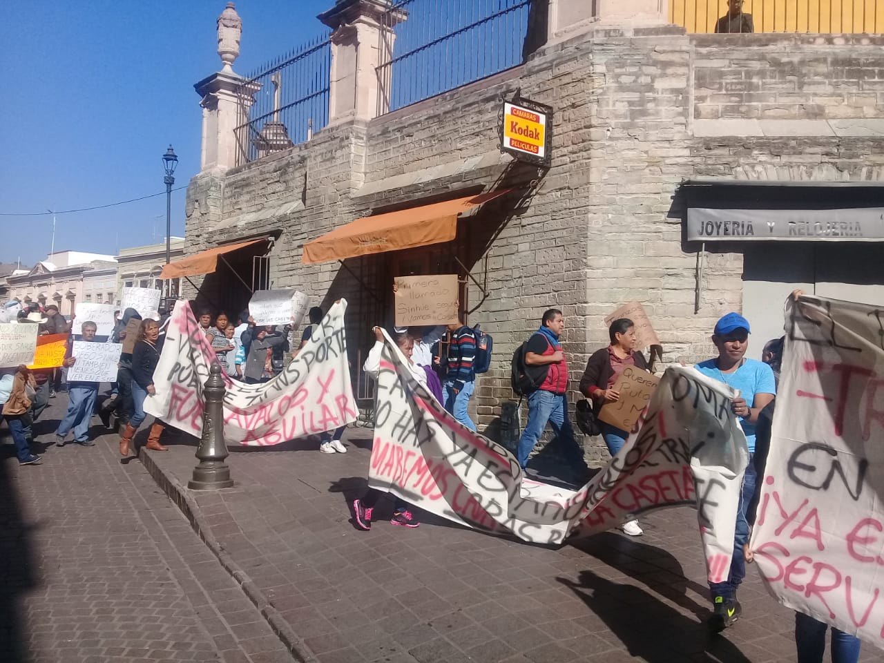 Se manifiestan por un transporte digno