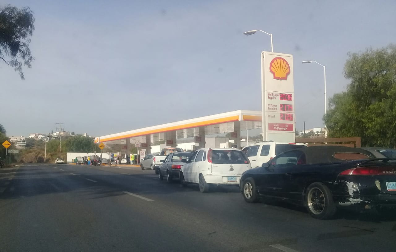 Batallan por desabasto de gasolina