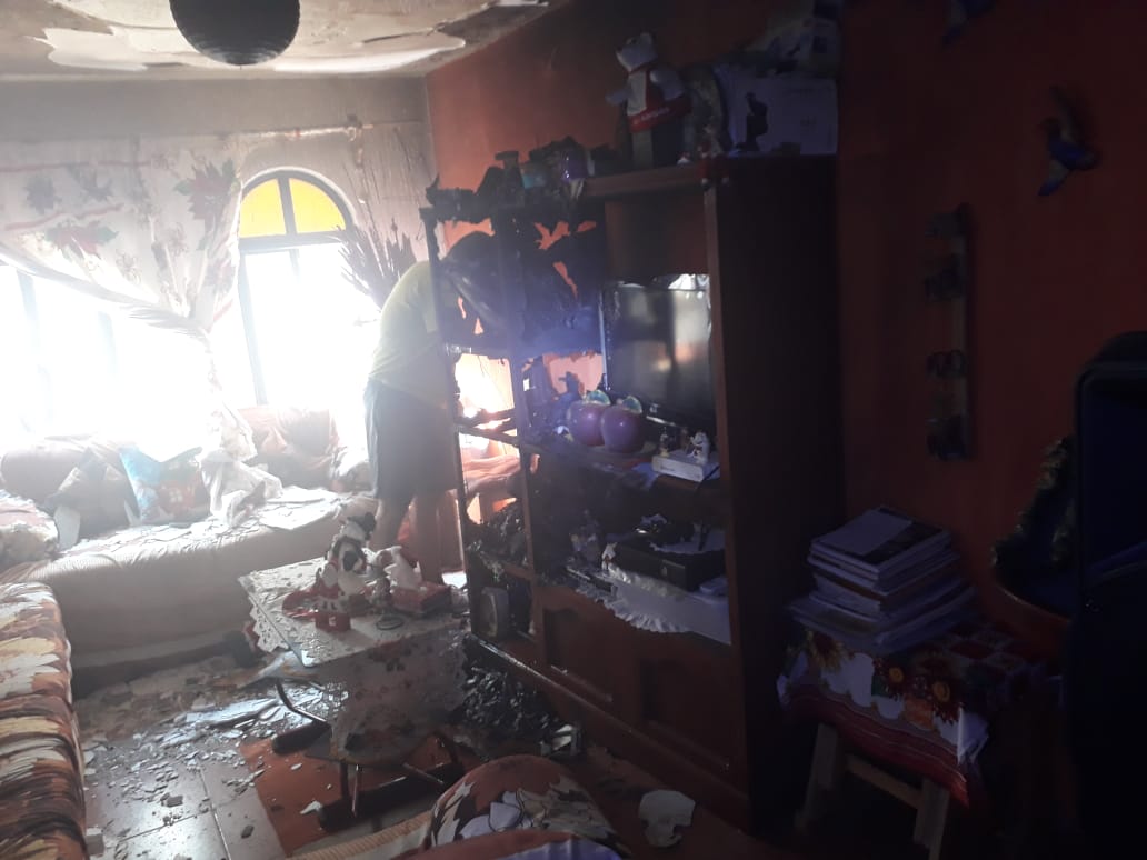 Arde sala por veladora