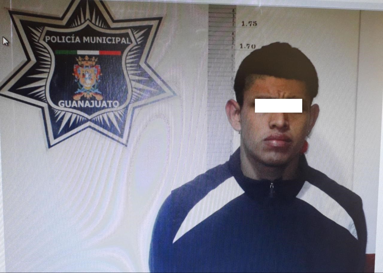 Detienen a tres con tarjetas bancarias