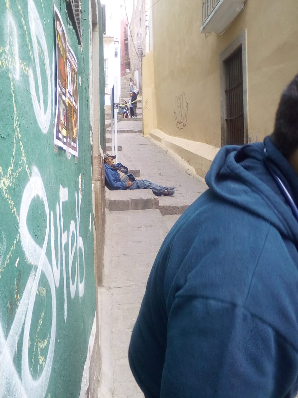 Muere anciano en callejón