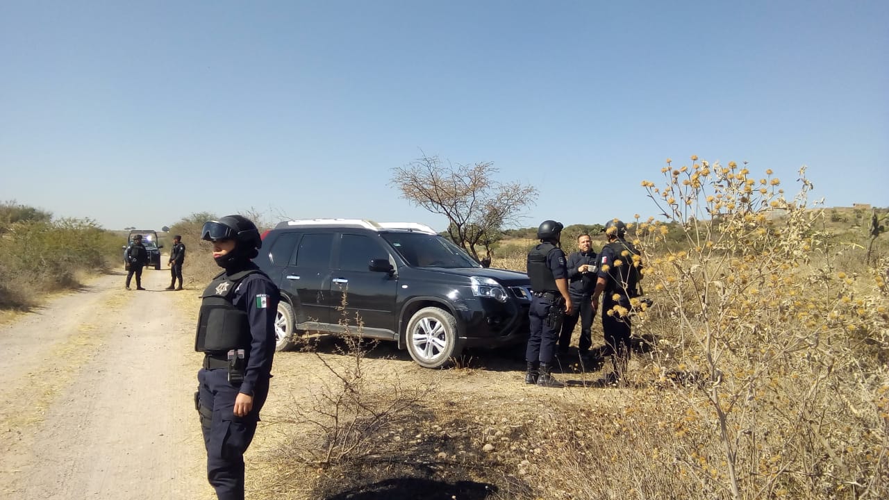 Policías evitan robo y persiguen a supuestos delincuentes