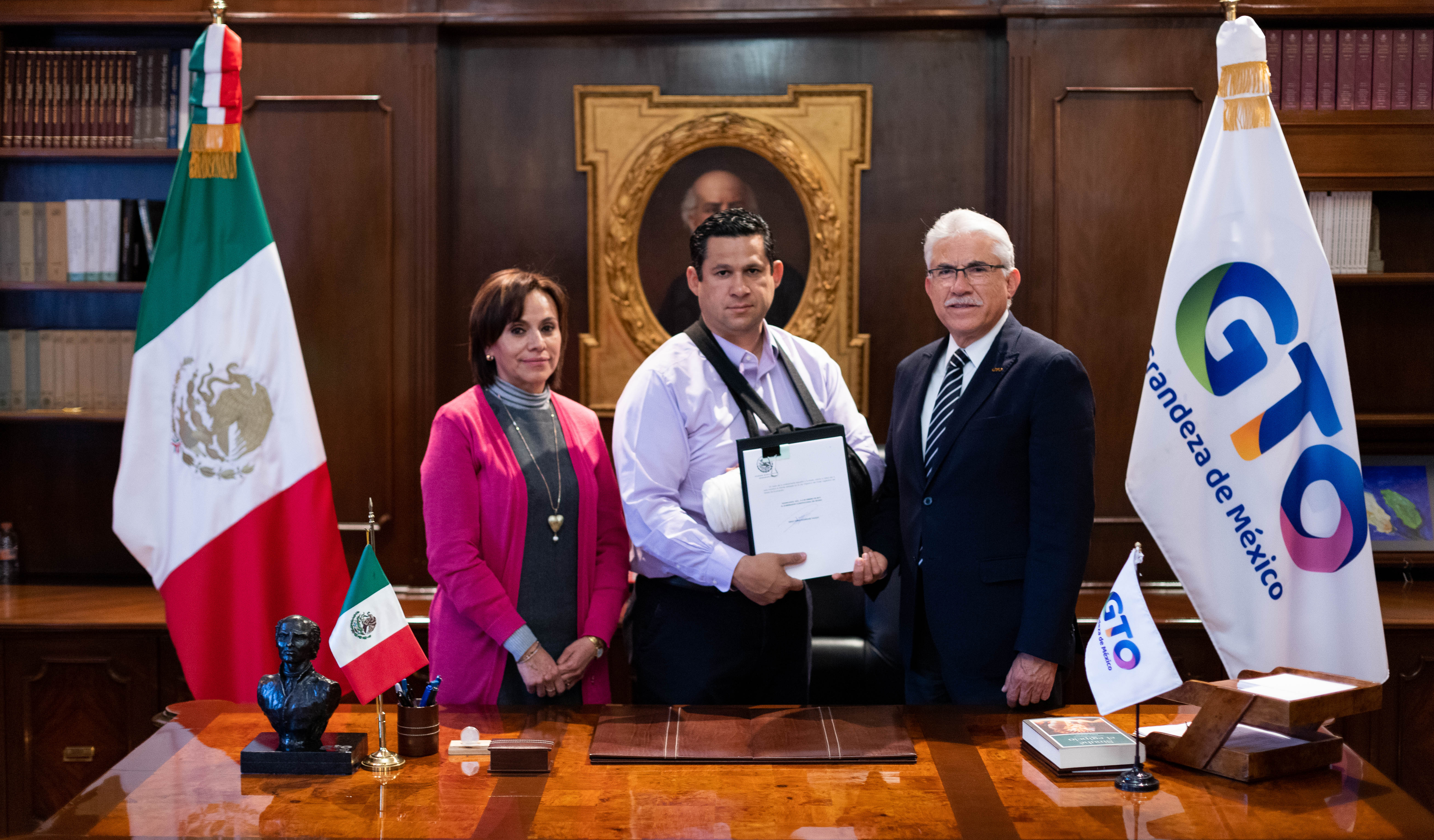 Firma gobernador iniciativas de Ley para prevenir y combatir el delito