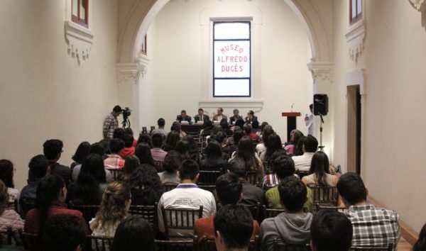﻿Presentan el libro “¡Qué complicado! La doble vida detrás del Estado” en la UG