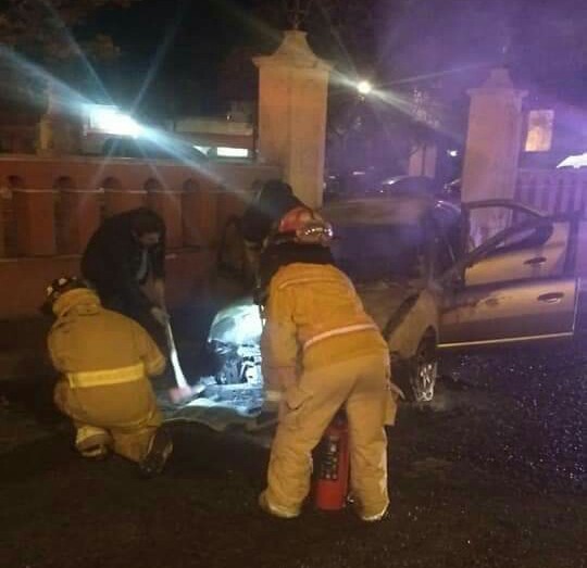 Se quema vehículo que trasladaba garrafas con gasolina