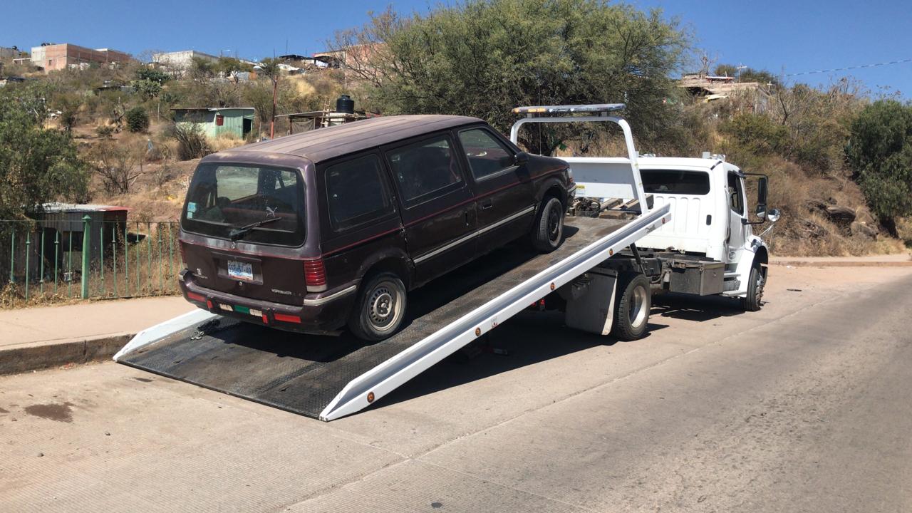 Retiran vehículos abandonados a manera de prevención
