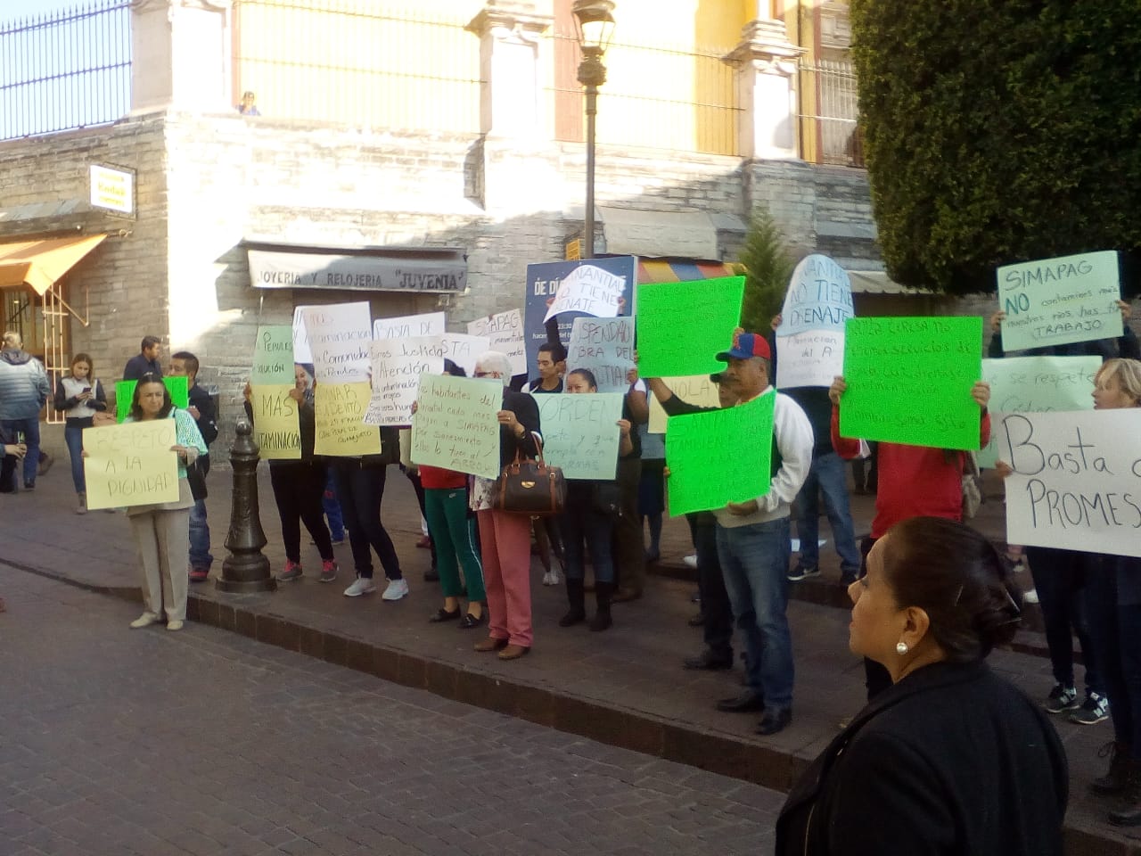 Piden agua potable, pavimentación y vigilancia