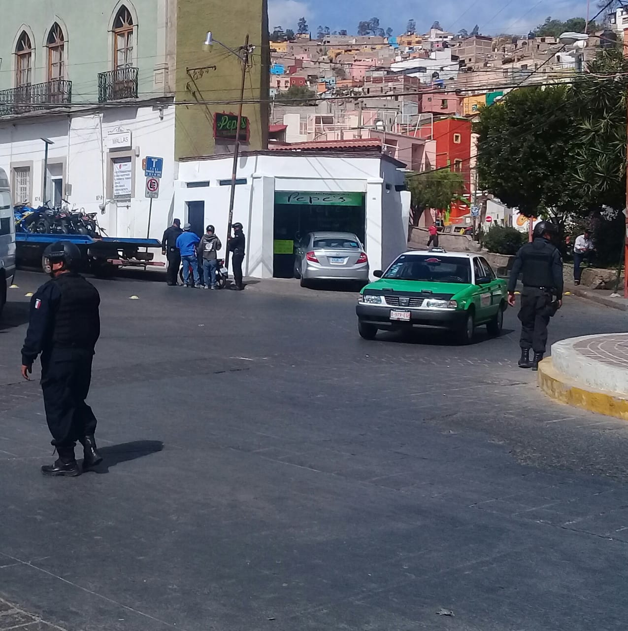 Escapa ladrón en un taxi