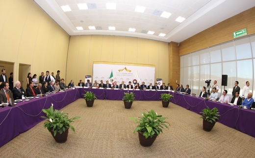 Se reúnen diputados con empresarios de la CANACINTRA
