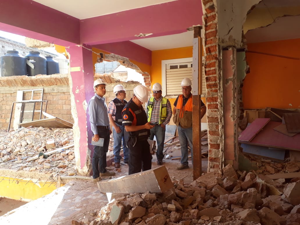 Especialistas en estructuras intervienen en edificio que colapsó