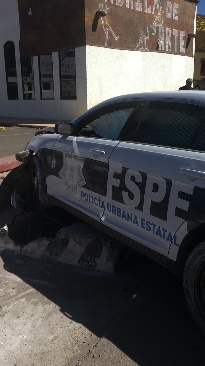 Chocan policías estatales contra muro